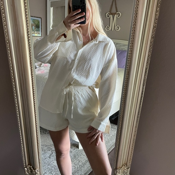 Cream textured set - Picture 2 of 5